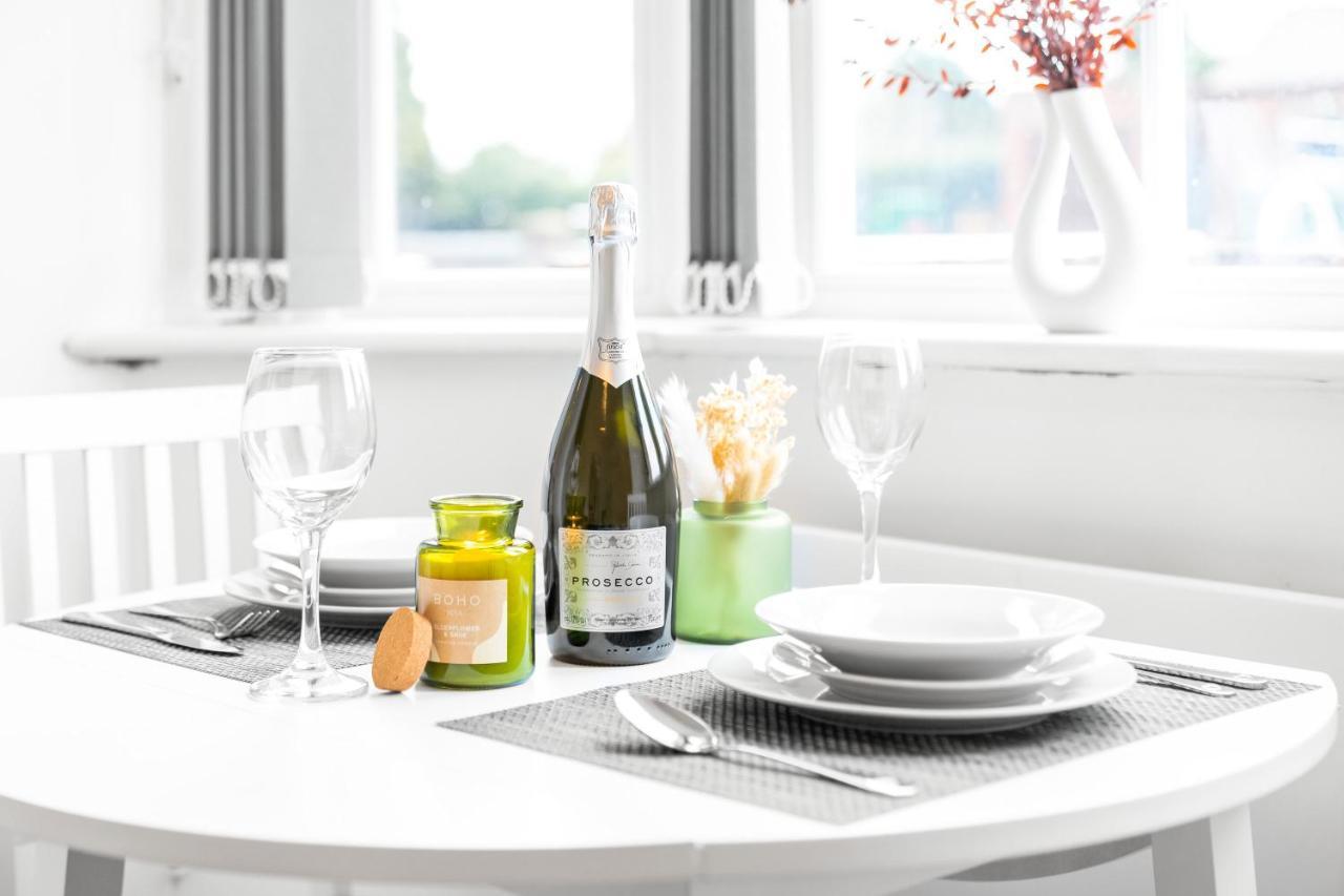 Beautiful Waterside Apartment - Parking - Perry Barr - Top Rated Birmingham Dış mekan fotoğraf